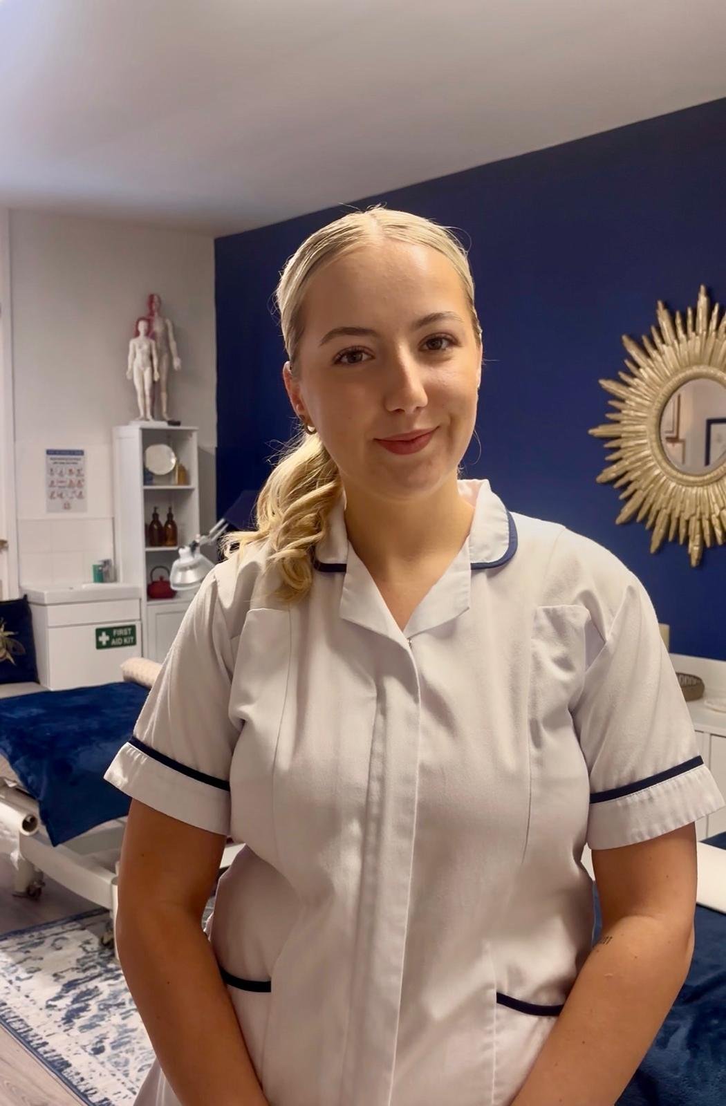 Missy Gillespie performing sports massage therapy at MASG Therapy, Sutton Coldfield